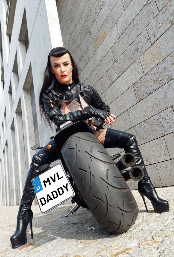 Domina Missy van Licks in Hof Galeriebild 15